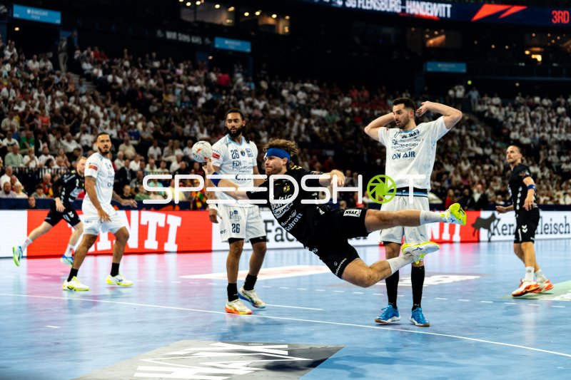 Johannes Golla (#3; SG Flensburg Handewitt) mit Fallwurf gegen Montpellier HB