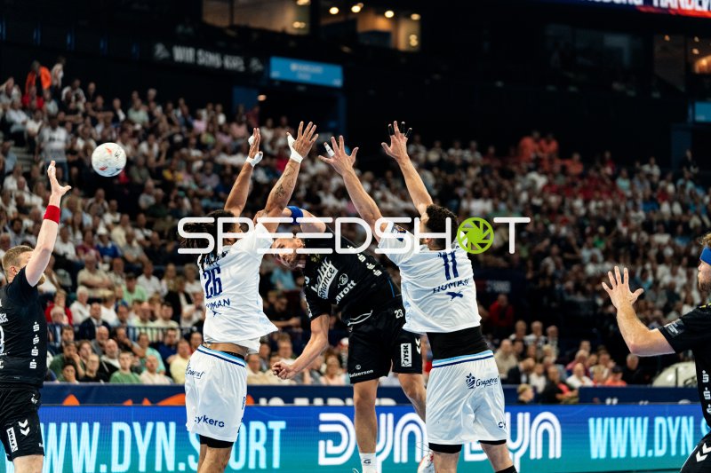 Kent Robin Tonnesen (#23; SG Flensburg Handewitt) im Wurf gegen Montpellier-Block