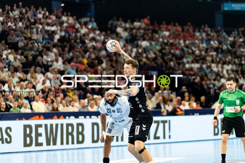 Emil Jakobsen (#31; SG Flensburg Handewitt) beim Wurf gegen Montpellier HB