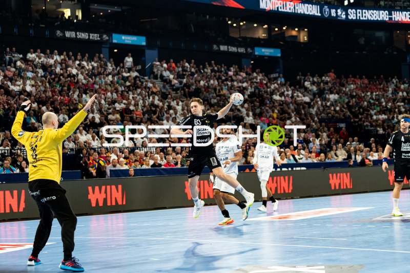 Domen Novak (#63; SG Flensburg-Handewitt) beim Wurf gegen Montpellier HB