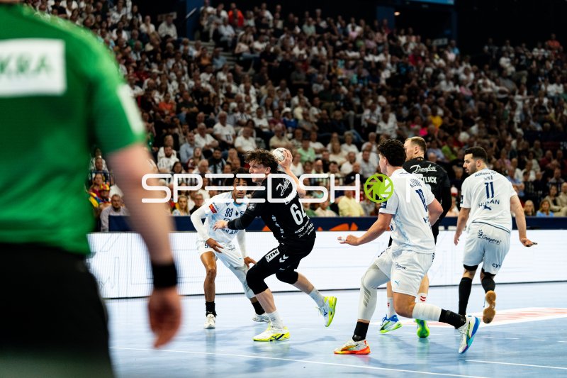 Lasse Moller (#64; SG Flensburg Handewitt) im Angriff gegen Montpellier HB
