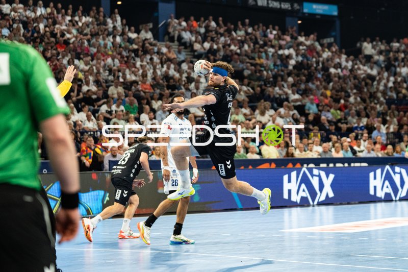 Johannes Golla (#3; SG Flensburg Handewitt) beim Sprungwurf gegen Montpellier HB
