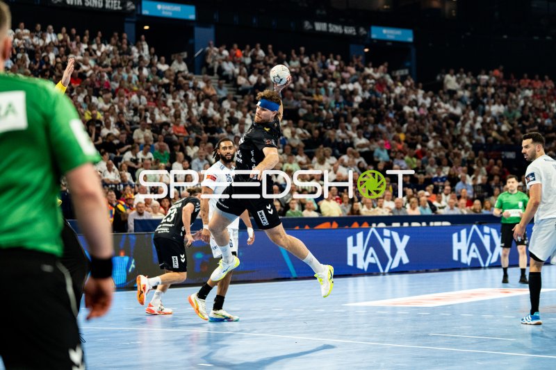 Johannes Golla (#3; SG Flensburg Handewitt) beim Sprungwurf gegen Montpellier HB