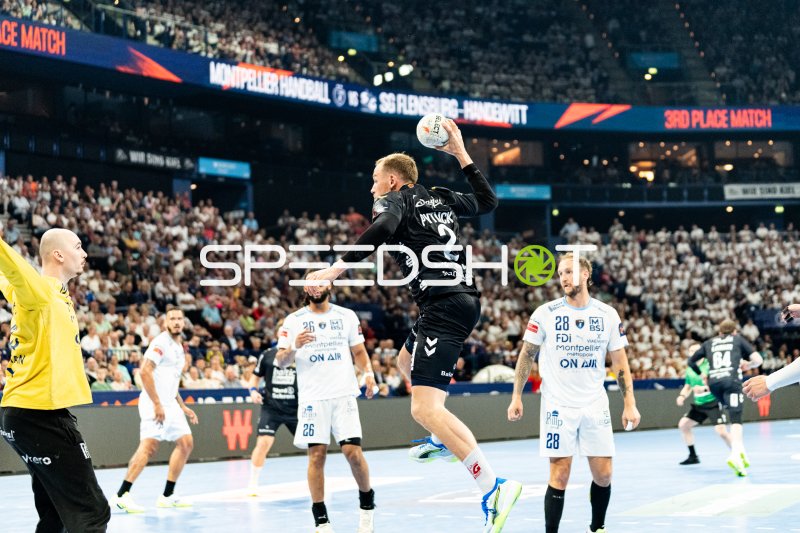 Simon Pytlick (#2; SG Flensburg-Handewitt) beim Sprungwurf gegen Montpellier HB