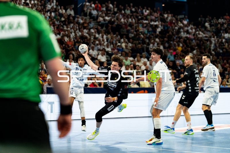 Luca Witzke (#77; SG Flensburg Handewitt) beim Sprungwurf gegen Montpellier HB