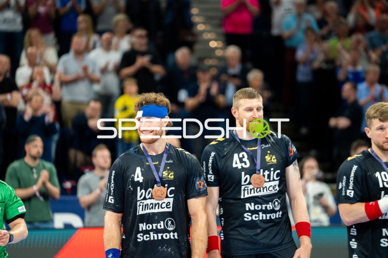 Johannes Golla (#3; SG Flensburg Handewitt) und Blaž Blagotinšek (#43; SG Flensburg Handewitt) mit Bronzemedaille
