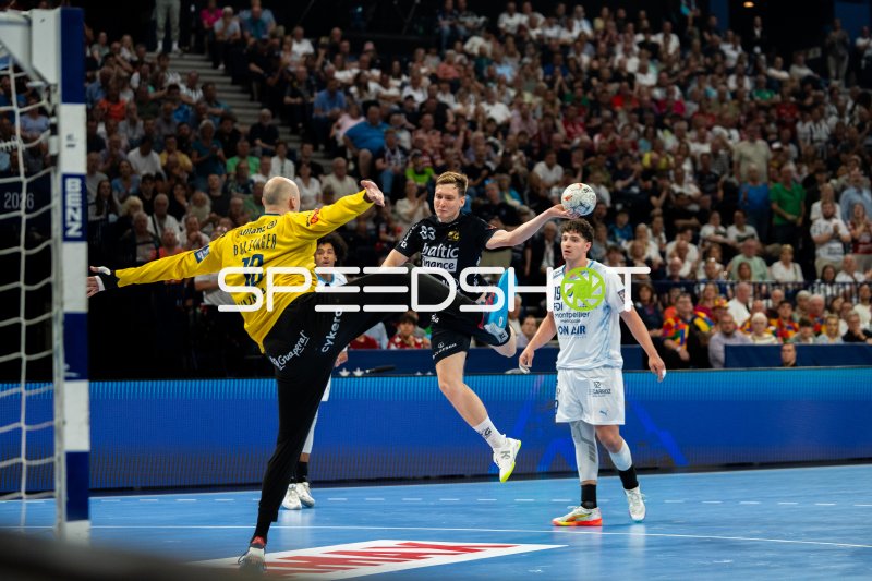 Domen Novak (#63; SG Flensburg Handewitt) beim Wurf gegen Montpellier HB