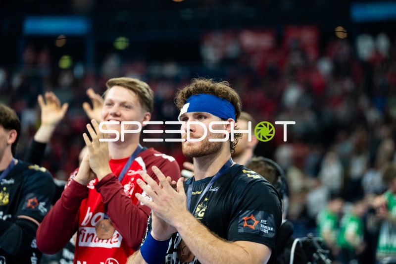 Johannes Golla (#3; SG Flensburg Handewitt) und Moritz Frederik Detlefsen (#18; SG Flensburg Handewitt) applaudieren