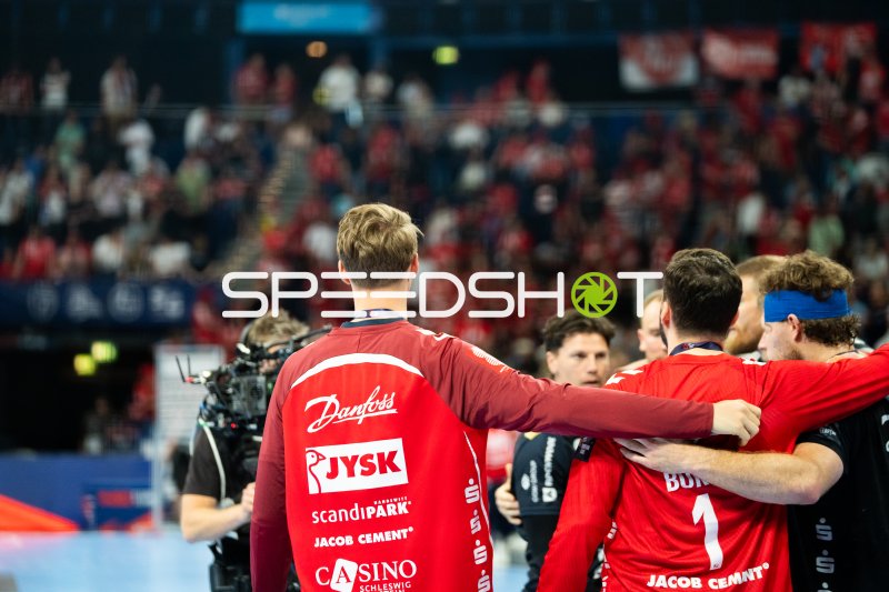 SG Flensburg-Handewitt Spieler in Mannschaftskreis vor Spiel