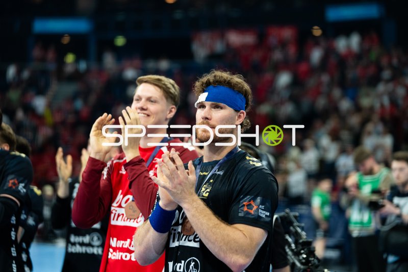 Johannes Golla und Moritz Frederik Detlefsen applaudieren nach dem Spiel