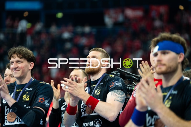 Blaz Blagotinsek (#43; SG Flensburg Handewitt) und Lasse Møller (#64; SG Flensburg Handewitt) bei Siegerehrung