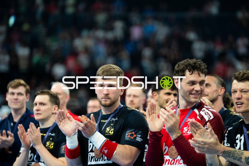 Niclas Kirkelokke, Domen Novak und Emil Jakobsen bei Siegerehrung der SG Flensburg Handewitt