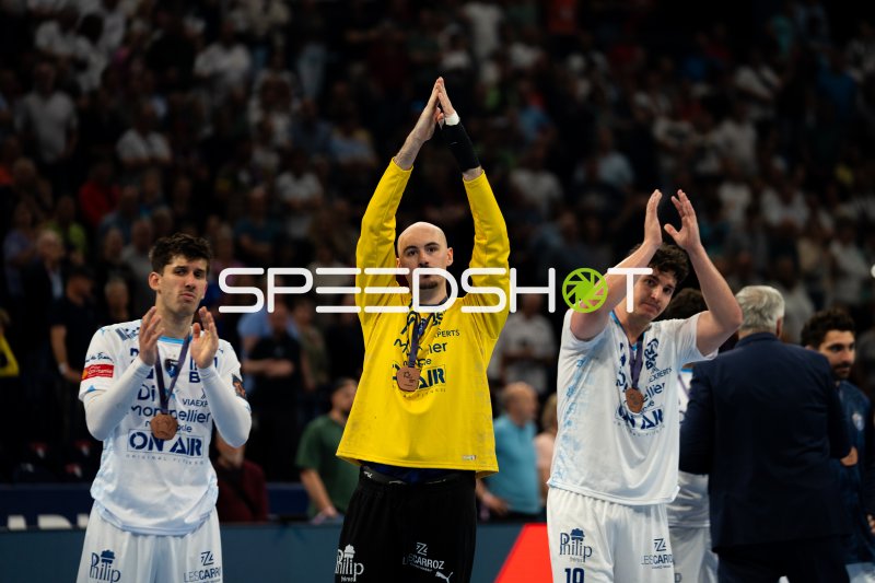 Benjamin Richert (#22; Montpellier HB) und Teamkollegen applaudieren den Fans