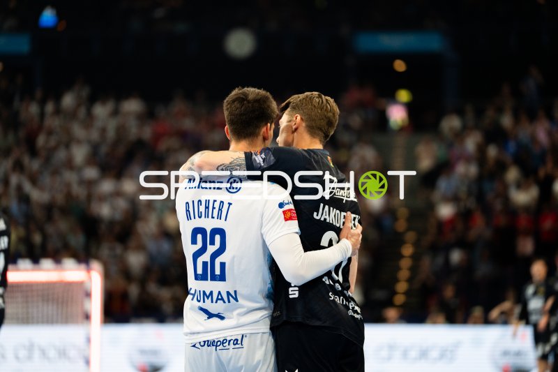 Benjamin Richert (#22; Montpellier HB) und Emil Jakobsen (#31; SG Flensburg-Handewitt) umarmen sich
