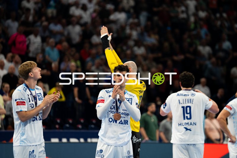Benjamin Richert (#22; Montpellier HB) applaudiert mit Medaille
