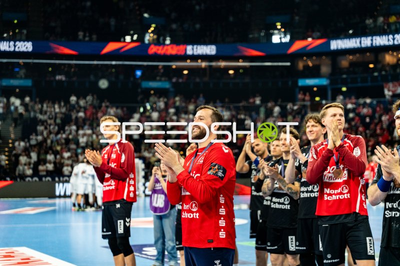 Benjamin Buric (#1; SG Flensburg Handewitt) mit Medaille bei EHF Finals Siegerehrung