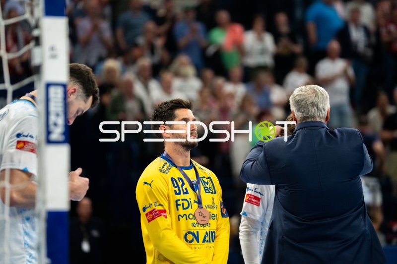 Rémi Desbonnet (#92; Montpellier HB) bei Siegerehrung mit Medaille