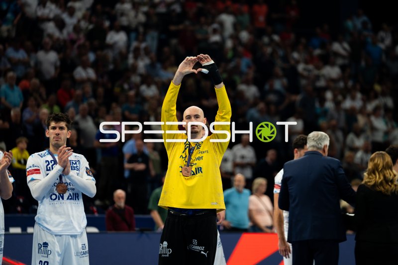 Benjamin Richert (#22; Montpellier HB) bei Siegerehrung mit Medaille