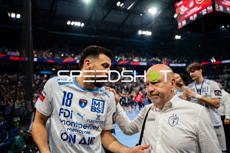 Agustín Casado (#18; Montpellier HB) im Gespräch mit Trainer nach Spielende