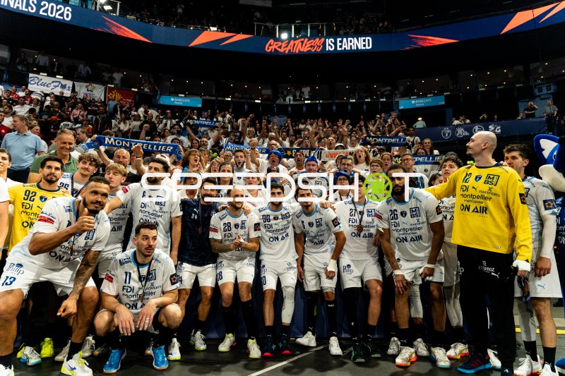 Montpellier HB feiert Mannschaftsfoto mit Simonet, Porte, Casado und Team