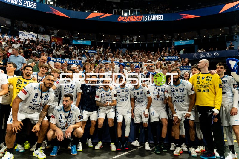 Montpellier HB feiert Mannschaftsfoto mit Simonet, Porte, Srna und Team