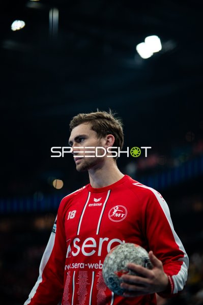 Florian Drosten (#18; MT Melsungen) hält den Handball