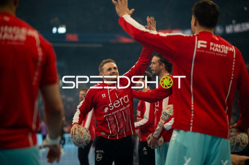 Dimitri Ignatow (#11; MT Melsungen) beim Jubel mit Teamkollegen