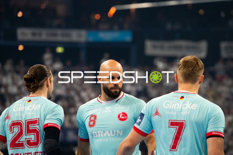 Adrián Sipos (#8; MT Melsungen) mit Teamkollegen beim Spiel