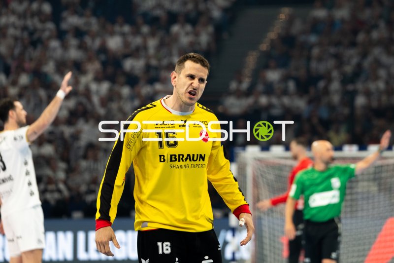 Nebojša Simić (#16; MT Melsungen) im Spielgeschehen