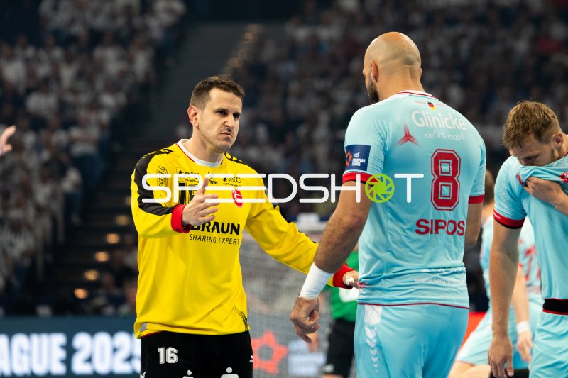 Nebojša Simić (#16; MT Melsungen) im Gespräch mit Adrian Sipos (#8; MT Melsungen)