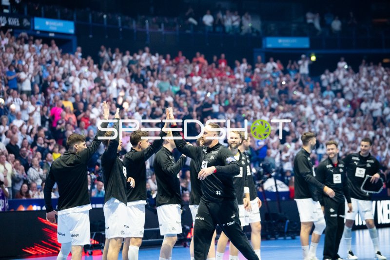 Andreas Wolff (#33; THW Kiel) und Petter Øverby (#11; THW Kiel) beim Einlaufen