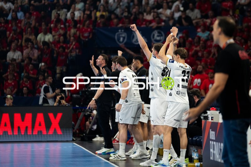 Filip Jicha (Trainer; THW Kiel) jubelt mit Team an der Seitenlinie