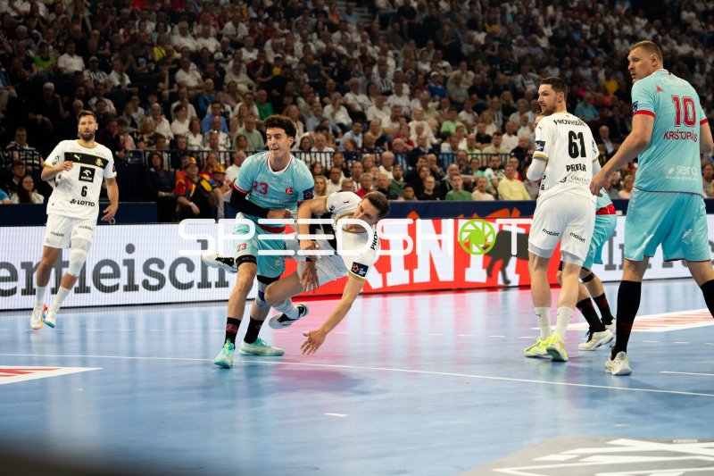 Nikola Bilyk (#53; THW Kiel) im Zweikampf gegen MT Melsungen