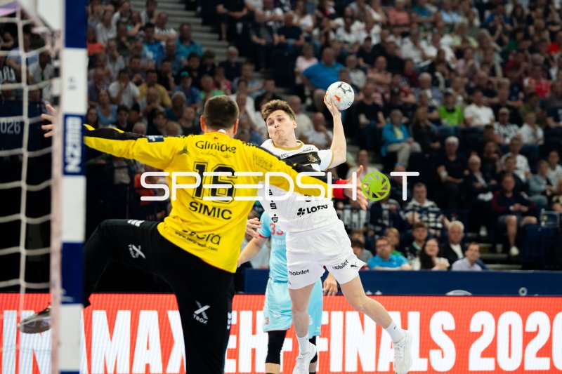 Bence Imre (#91; THW Kiel) beim Wurf gegen Nebojsa Simic (#16; MT Melsungen)