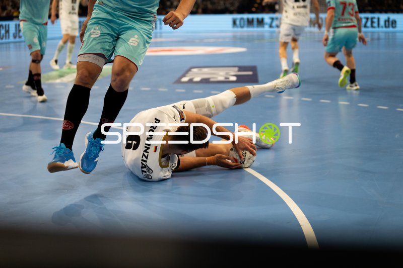 Harald Reinkind (#6; THW Kiel) liegt nach Zweikampf auf dem Boden