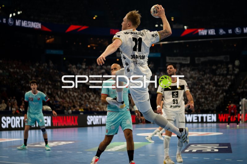 Eric Johansson (#21; THW Kiel) beim Sprungwurf gegen MT Melsungen