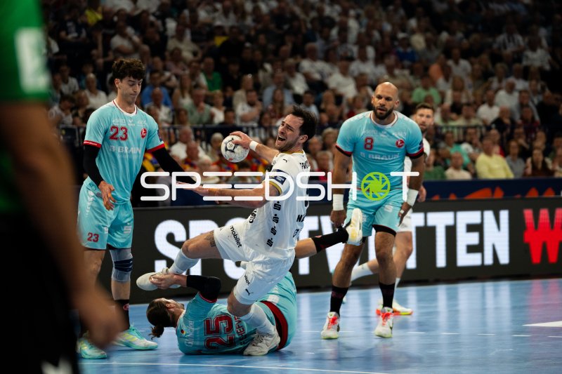 THW-Kiel-Spieler im Wurf gegen MT Melsungen – Adrián Sipos (#8) im Hintergrund