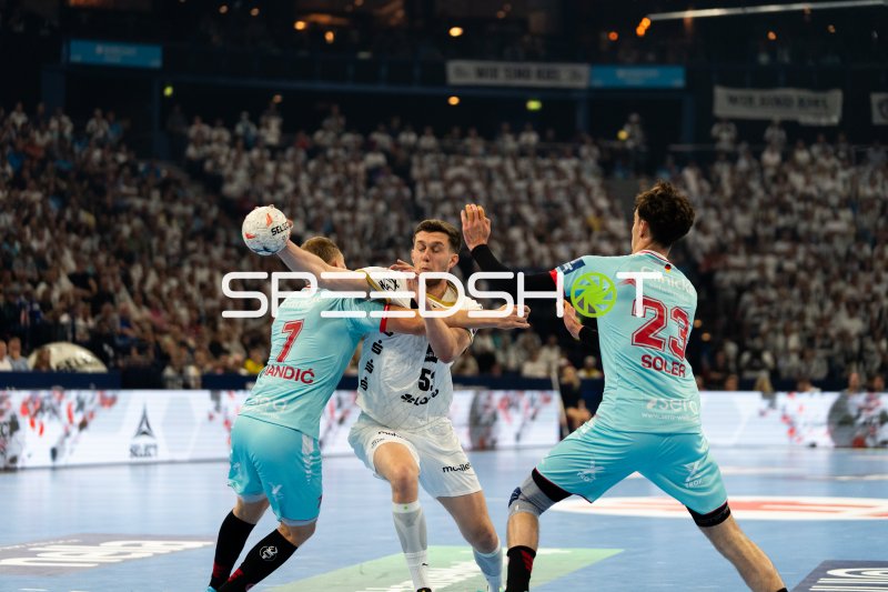 Nikola Bilyk (#53; THW Kiel) im Zweikampf gegen MT Melsungen