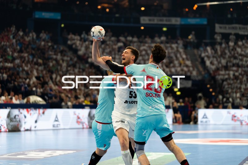 Nikola Bilyk (#53; THW Kiel) im Wurf gegen MT Melsungen
