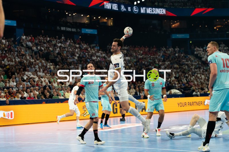THW Kiel Spieler springt zum Wurf gegen MT Melsungen