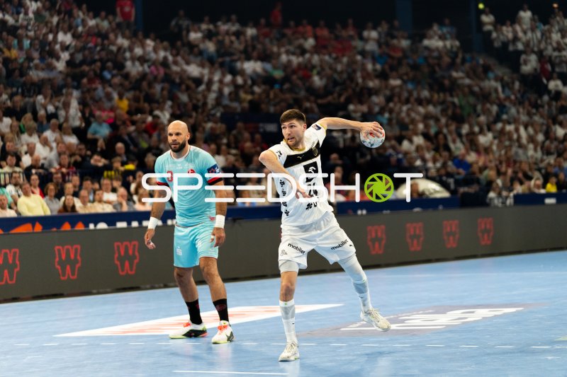 Lukas Zerbe (#24; THW Kiel) beim Wurf gegen MT Melsungen