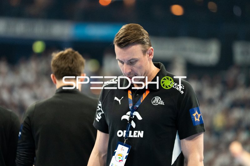 Filip Jicha (Trainer; THW Kiel) im Gespräch an der Seitenlinie