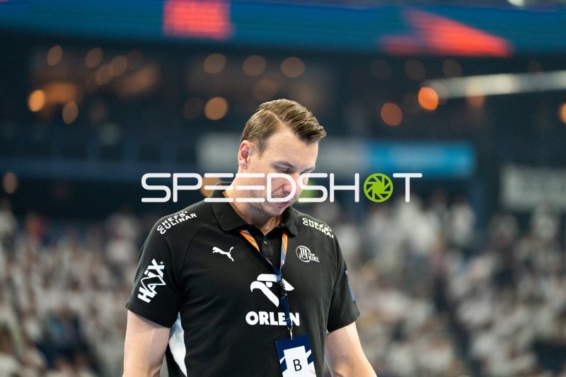 Filip Jicha (Trainer; THW Kiel) blickt nach unten