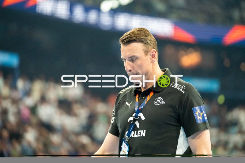 Filip Jicha (Trainer; THW Kiel) nachdenklich an der Seitenlinie