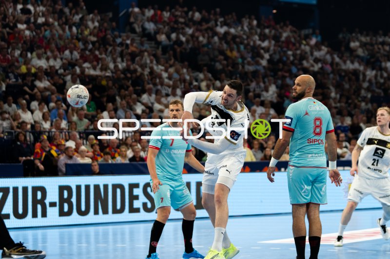 Hendrik Pekeler (#61; THW Kiel) im Zweikampf gegen MT Melsungen