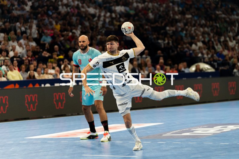 Lukas Zerbe (#24; THW Kiel) beim Wurf gegen MT Melsungen