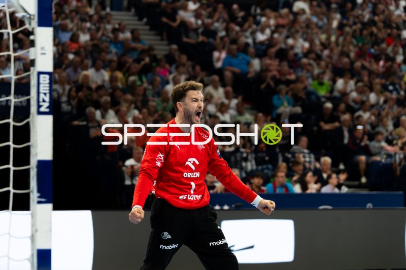 THW Kiel Torhüter jubelt emotional vor vollem Publikum