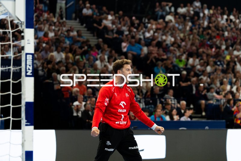 Andreas Wolff (#33; THW Kiel) jubelt lautstark vor vollem Publikum