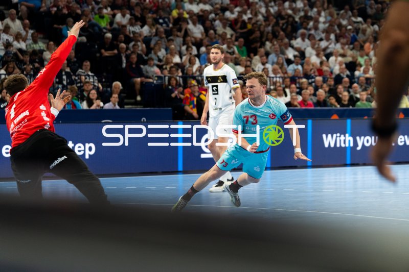 Timo Kastening (#73; MT Melsungen) im Angriff gegen THW Kiel