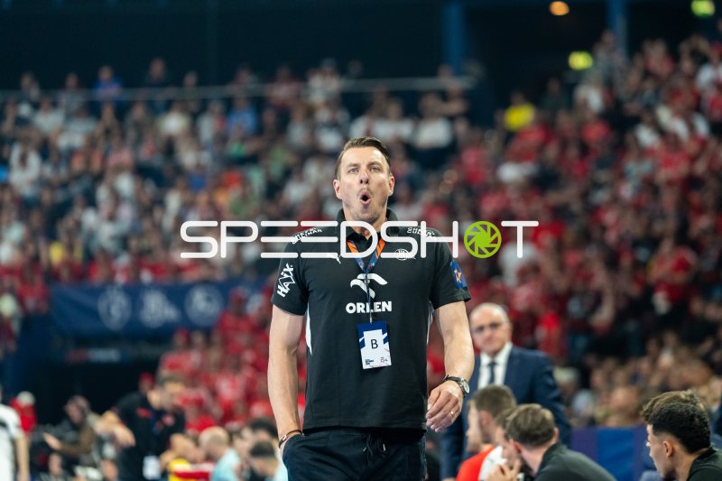 Filip Jicha (Trainer; THW Kiel) mit emotionalem Ausruf an der Seitenlinie